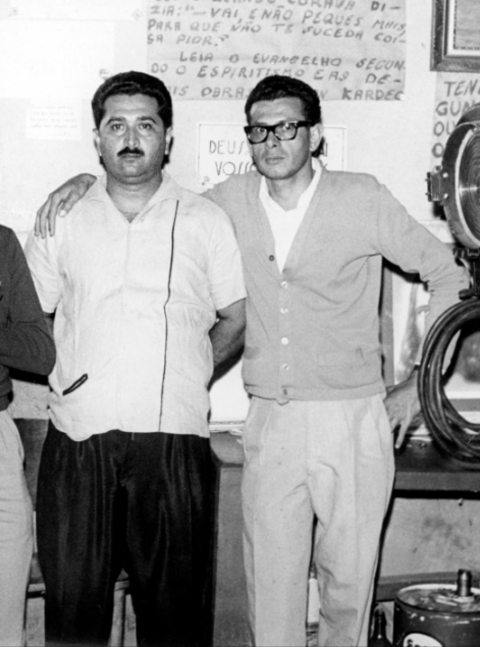 José Arigó (1921-1971) - Conhecido como o Cirurgião do Além, Arigó (à esquerda) era um médium brasileiro que dizia receber o espírito de um médico alemão para realizar cirurgias espirituais. Realizou centenas de curas sem anestesia e foi estudado por médicos, embora muitos permaneçam céticos.
