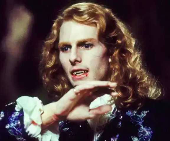 Na mitologia dos vampiros, o fato se explica pela ausência de alma, fenômeno também associado ao demônio.
 