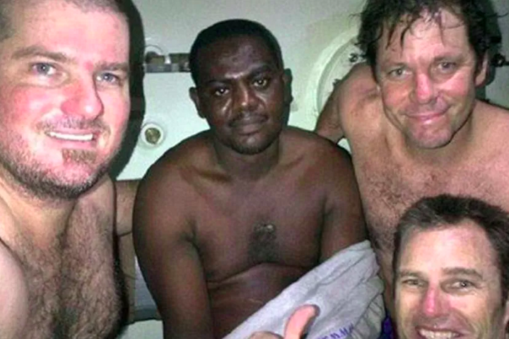 Graças a uma bolha de ar – e sua calma – , ele foi encontrado com vida por mergulhadores da equipe de resgate, a 30 metros de profundidade.