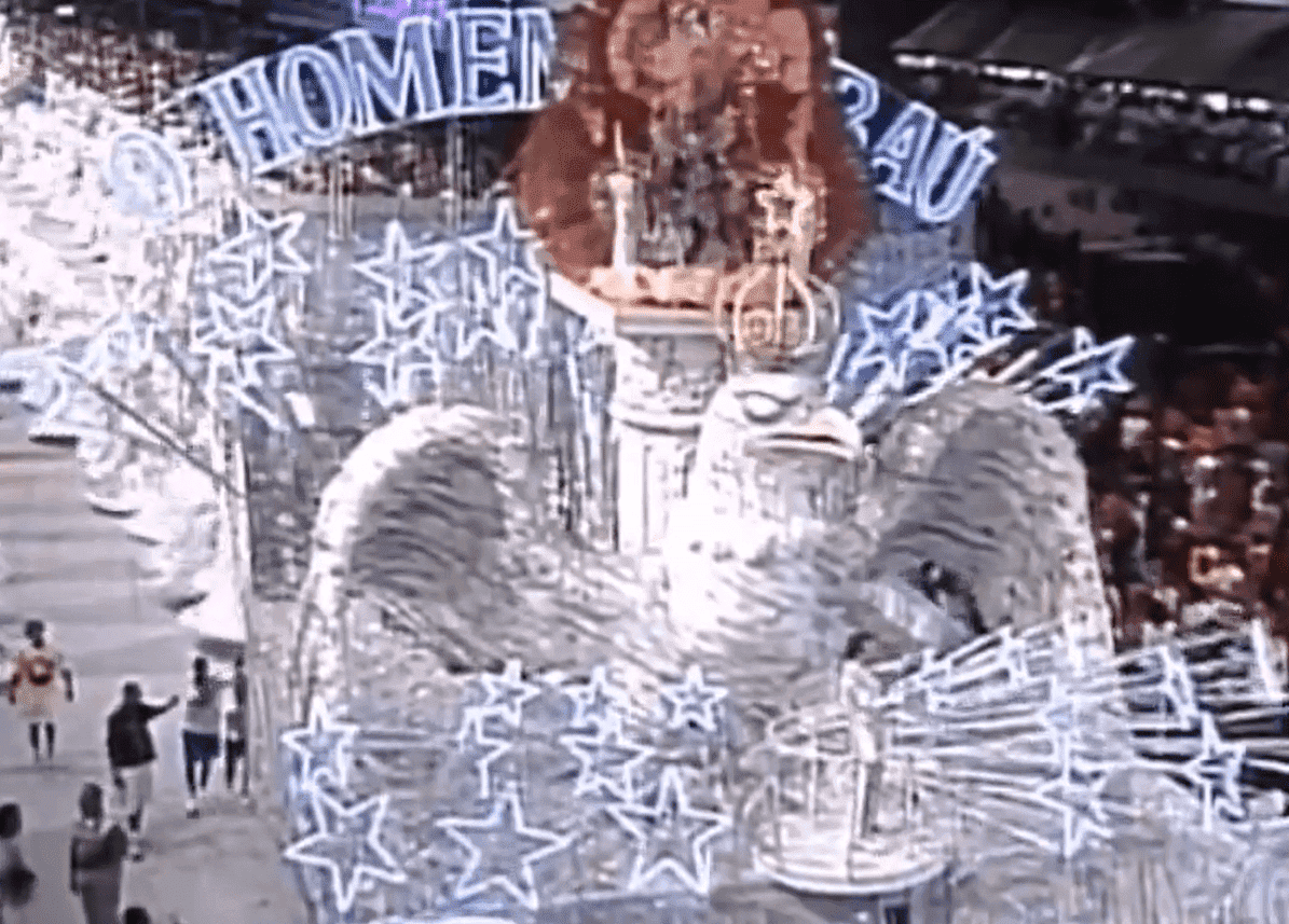 Foi o desfile da Tradição em 2001. Com imagens da Globo, que transmitiu o desfile na época, publicadas em redes sociais, o SBT apresentou na íntegra o tributo ao seu dono.  As redes sociais postaram memes, a Globo decidiu não processar o SBT e a família de Silvio agradeceu. 