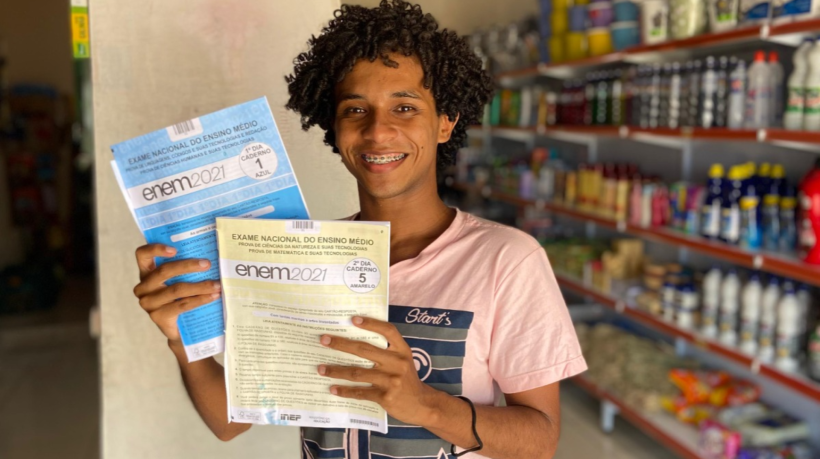 Imagem de apoio ilustrativo. Jovem estudante do ensino médio com provas passadas do Exame Nacional do Ensino Médio (Enem)