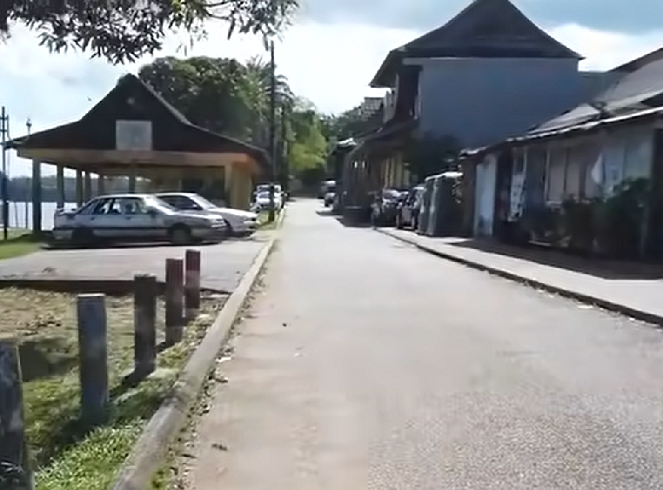 Embora algumas escolas ensinem o português, as línguas oficiais da Guiana são o crioulo – que é uma mistura de francês com influências africanas – espanhol e francês.