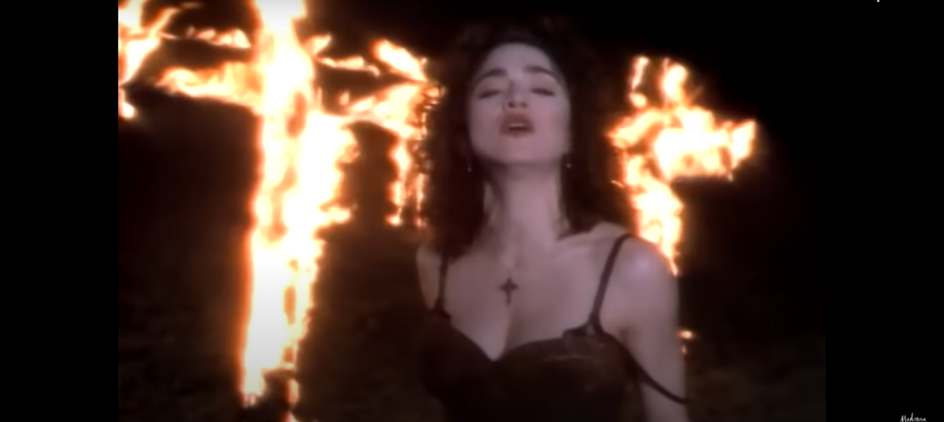 Em "Like a Prayer", Madonna canta diante de cruzes em chamas.