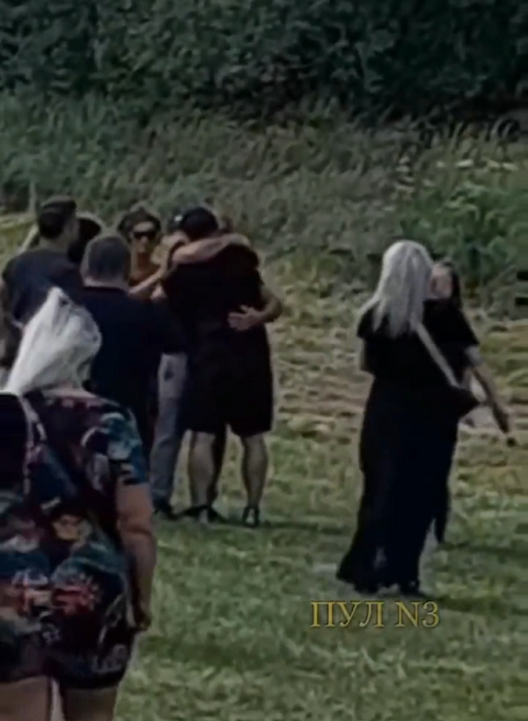 Baerten, segurando uma câmera, saiu da aeronave, cumprimentou a todos e exclamou: Saudações a todos, bem-vindos ao meu próprio funeral.