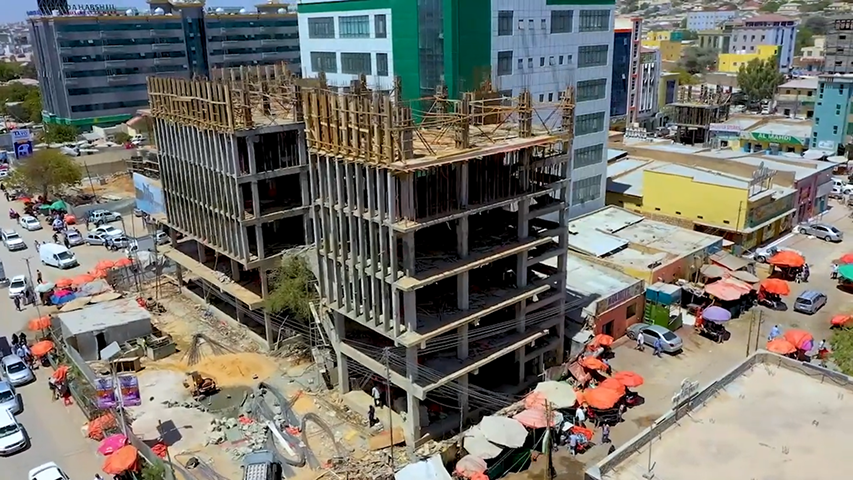 A Somalilândia tem 137 mil km² com 3,5 milhões de habitantes. Tem três línguas oficiais: somali, inglês e árabe. Capital: Hargeisa. 