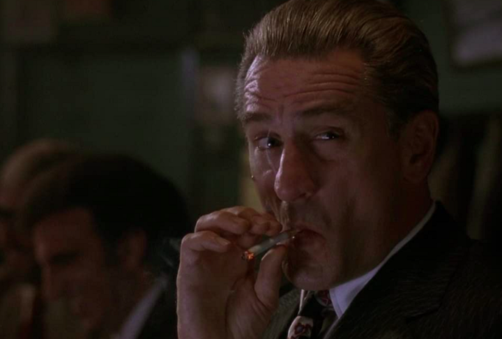 Durante as gravações do filme, alguns atores como Robert De Niro e Joe Pesci, contaram que receberam consultoria do próprio Henry Hill para seus papéis. Na época, ele estava escondido sob o programa de proteção a testemunhas.