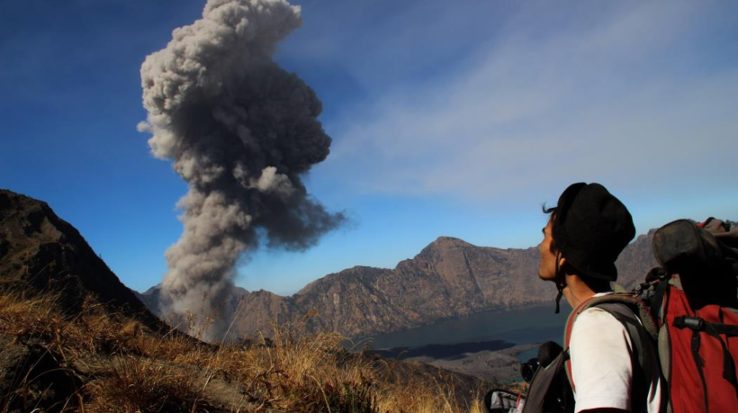 Imagem de arquivo do vulcão Rinjani, na Indonésia, quando em erupção