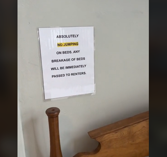 Outros avisos advertiam: não coloque nada quente em cima da mesa e não deixe cair nada no chão. 