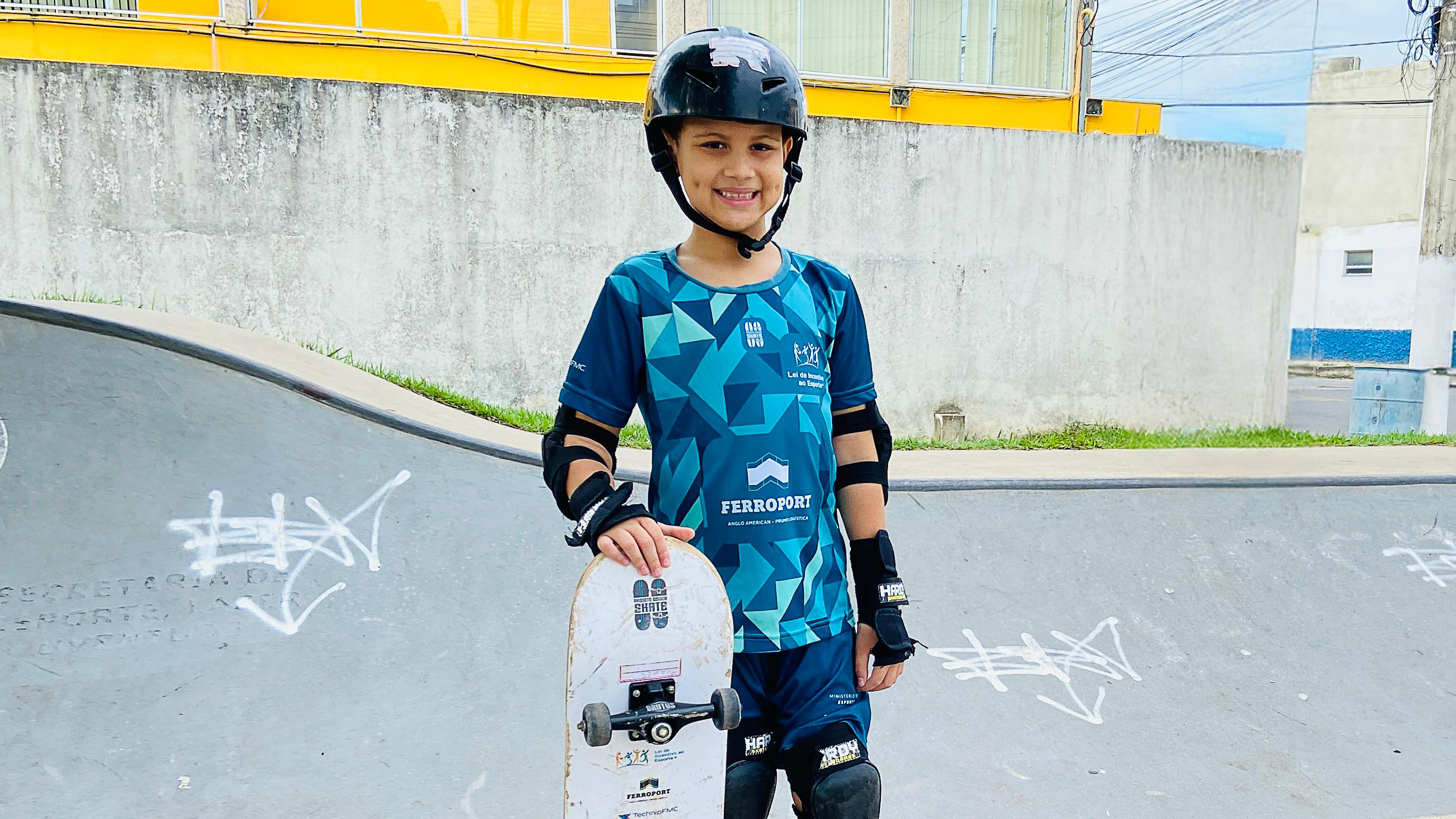 Na contramão desses holofotes, destacamos outros personagens que se superaram através do skate. Jhames Ribeiro, de sete anos, encontrou na modalidade a coragem para superar seus medos e hoje se destaca nas aulas do Projeto Educa Skate, realizado pela Organização Social De Peito Aberto, em São João da Barra (RJ).