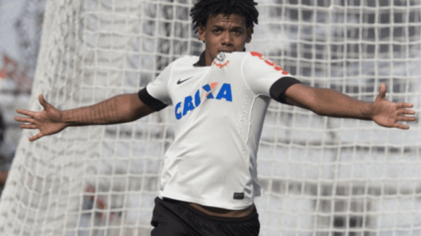Jogador está livre no mercado e tem aprovação do técnico Cleber Xavier, com quem trabalhou no Corinthians entre 2012 e 2014