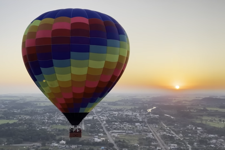 Conhecida por suas paisagens montanhosas e fluviais, a região ganhou fama por ter voos sobre os cânions dos Aparados da Serra, como o Itaimbezinho. 