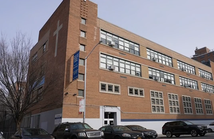 Em uma escola no bairro do Harlem, em Nova York, a moeda com Maya Angelou virou tema de debate e gincana: os estudantes que levara a nova moeda puderam escolher um livro na biblioteca como prêmio. 