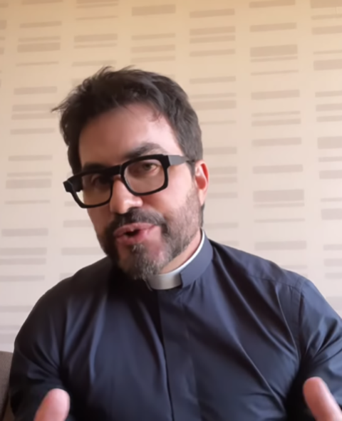 Diante da insistência do espectador, o padre pausou o evento e pediu mais respeito a ele e ao público presente. “Meu caro, se você esperar eu falar, porque agora você só está perturbando, inclusive perturbando quem quer ouvir. Eu não tenho como conversar com você agora. Se você puder fazer silêncio agora e depois converso com você, tudo bem. Mas você quer falar ao mesmo tempo que eu? As pessoas não vieram aqui para ver você gritar, disse.