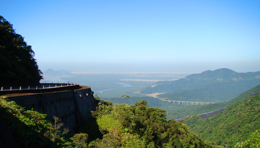 Os Caminhos do Mar são o nome genérico para as vias que ligam o litoral ao planalto paulista, pela Serra do Mar. O percurso inclui monumentos históricos como a Trilha dos Tupiniquins, a Calçada do Lorena, a Estrada de Ferro Santos-Jundiaí e a Via Anchieta. 