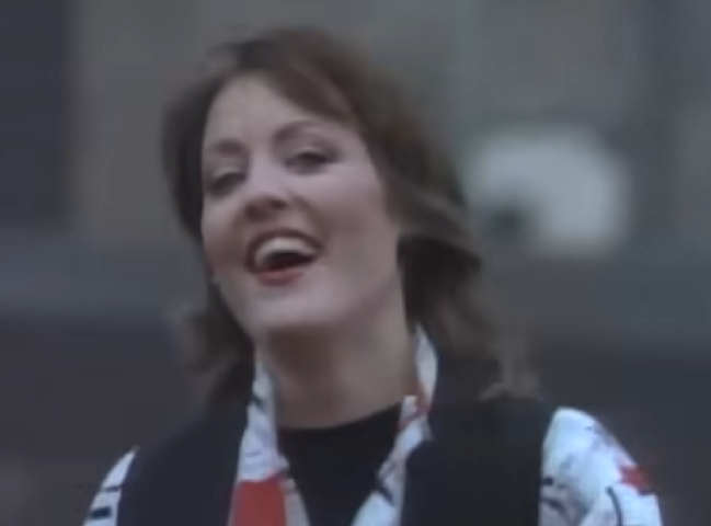 10) “Walking on Sunshine” - Katrina e The Waves 