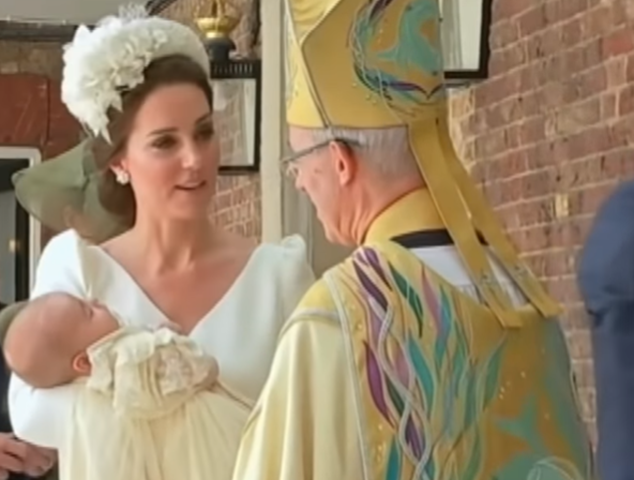 As crianças são batizadas sempre com a mesma roupa. Desde 1841, quando foi batizada a filha mais velha de Rainha Vitória, todos os bebês recebem a mesma roupinha para a cerimônia. 