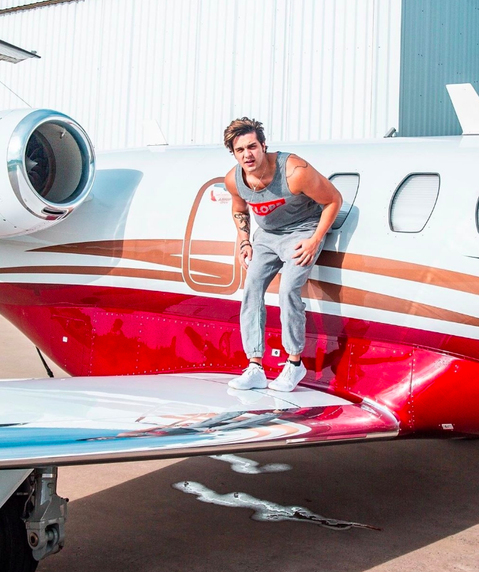 Luan Santana- Apesar de ter seu próprio avião para se locomover para os shows que realiza no Brasil e mundo todo, Luan Santana já declarou em entrevista que, se pudesse escolher, sempre viajaria de carro.