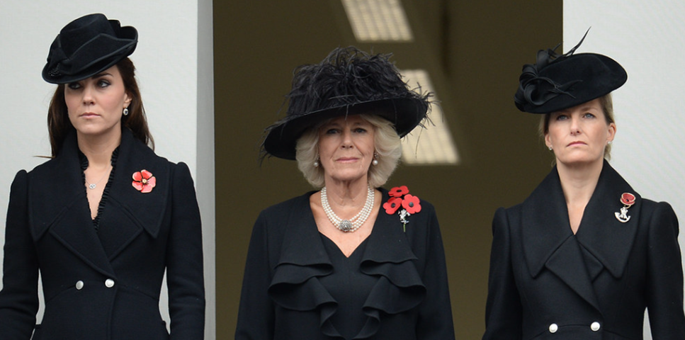 Quando viajam, os membros da Família Real devem sempre carregar uma roupa preta na mala. Trata-se de uma precaução porque o luto é obrigatório quando algum parente morre.
