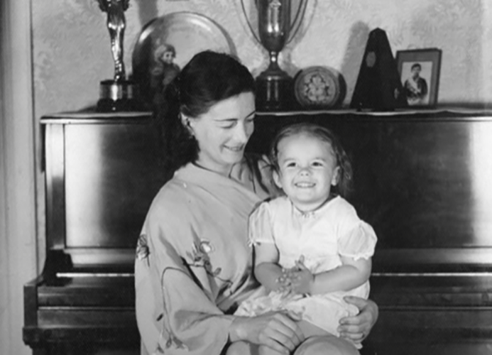 Criada em San Francisco, ela começou a carreira ainda criança, impulsionada pela mãe que sonhava com o sucesso da filha. 