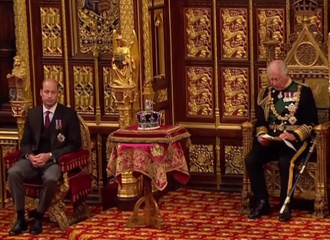 Com a entronização de Charles III, a cautela foi mantida. O atual monarca não viaja no mesmo avião do filho William e nem do neto George, o segundo na linha sucessória. 
