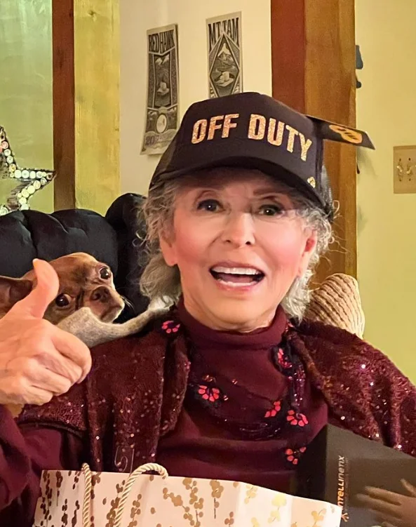 Rita Moreno - Nasceu em 11/12/1931, em Hamacao (Porto Rico). Ainda atua. Fez West Side Story (2021), The Prank (2022) e está filmando Fast X (2023). 