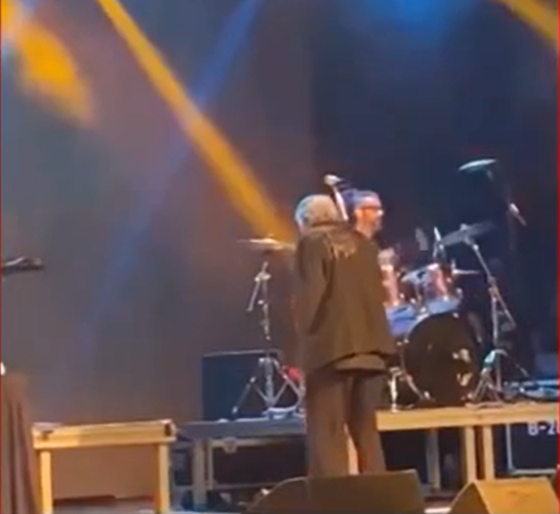 Sidney Magal - As imagens do cantor passando mal durante um show em São José dos Campos (SP) viralizaram nas redes sociais. O incidente aconteceu no dia 26 de maio de 2023. Magal teve que ficar internado e depois do susto disse que mudaria o estilo de vida. 