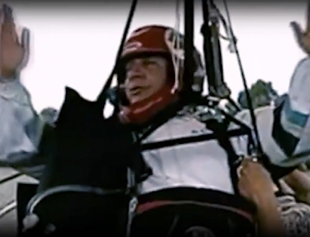 Às 13h, o padre partiu de Paranaguá, no Paraná, preso em uma cadeira suspensa por 1.000 balões, com o objetivo de chegar a Dourados, em Mato Grosso do Sul, em um voo de 20 horas.