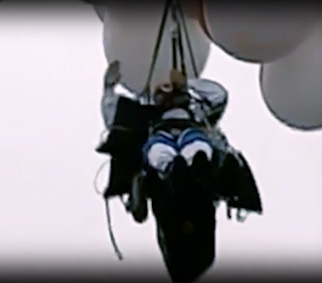 Em 20 de abril de 2008, o padre Adelir de Carli partiu de Paranaguá, no litoral do Paraná, em um voo de balões de gás hélio, o que lhe rendeu o apelido de padre do balão.