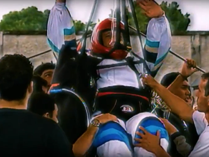 A história trágica de 20 de abril começa com fiéis, curiosos e a mídia acompanhando os preparativos do padre Adelir. Ele ainda celebrou uma missa especial antes de partir, mesmo com o tempo instável e o céu nublado.