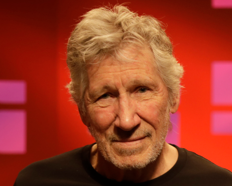 Roger Waters, ex-integrante do Pink Floyd, criticou em 2018 o cenário político brasileiro ao chamar o então candidato à presidência Jair Bolsonaro de “fascista” em um show em São Paulo. Após a vitória de Bolsonaro, ele voltou a criticar a política brasileira.