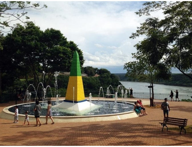 O Marco da Tríplice Fronteira do Iguaçu é, por si só, um ponto turístico muito visitado e fica numa região densamente povoada. 