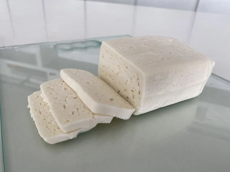 O queijo de cabra é um dos primeiros exemplos de produção láctea, com provas que datam de 5.000 anos a.C. Os caprinos foram dos primeiros animais domesticados pelos humanos, e este tipo de leite era valorizado por ser uma fonte nutritiva.