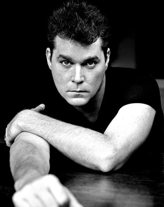 Ray Liotta começou a carreira em cinema em 1986 e foi um ator prolífico e versátil.