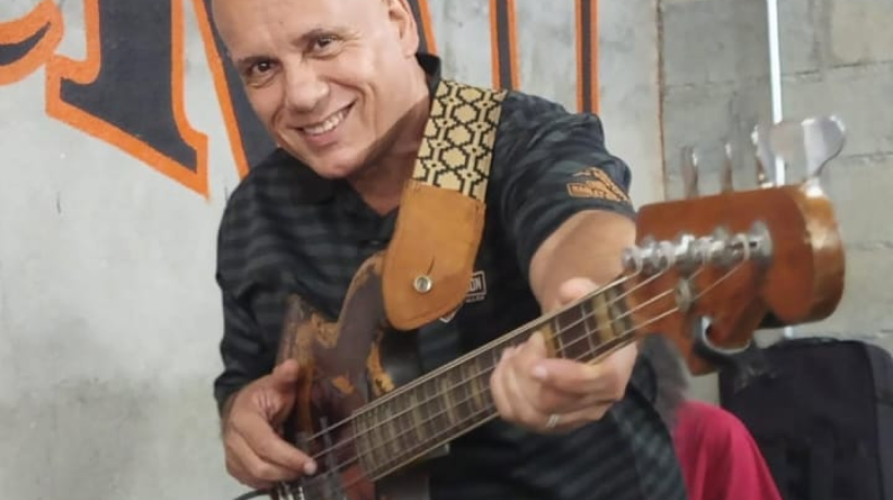 Na foto, o cantor e dublador Anísio Mello Júnior