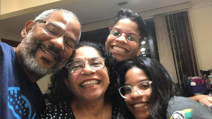 Manoel Marins ao lado de sua esposa e suas duas filhas