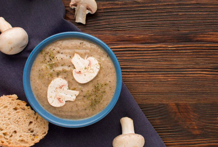 Ao contrário do café normal, que pode causar insônia e ansiedade, a versão com cogumelos leva menos cafeína e promete melhorar a imunidade e reduzir o estresse.