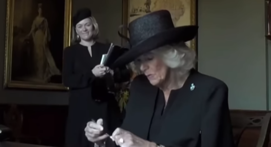 No livro “Cooking and the Crown: Royal recipes from Queen Victoria to King Charles III”, em que revela detalhes dos hábitos dos monarcas britânicos, ele diz que um dos segredos para a saúde da mãe é a ingestão diária do cereal. Camilla é casada com o Rei Charles desde 2005. 
