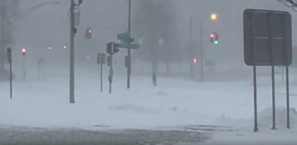 Um caso que ocorreu na tempestade de neve mais rigorosa deste século nos Estados Unidos ficou como exemplo do perigo que as pessoas correm quando se expõem à nevasca, ainda que estejam dentro de veículos. 
