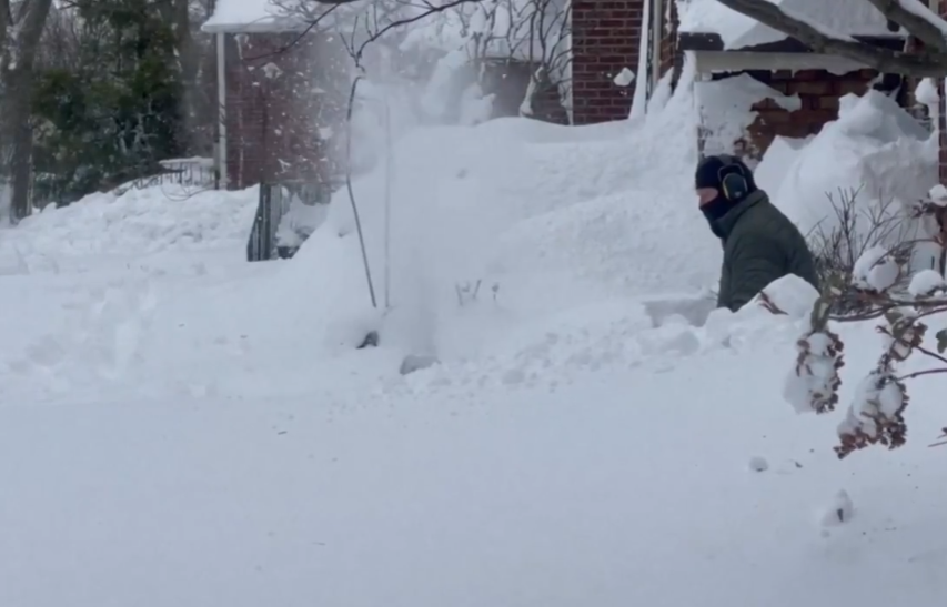 Mas houve casos em que pessoas sofreram parada cardíaca ao tentarem retirar a neve sob temperaturas muito baixas. 