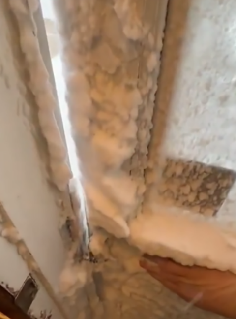 Moradores não conseguiam nem abrir a porta, pois a neve tomou conta dos pátios, se acumulando de forma ameaçadora. 