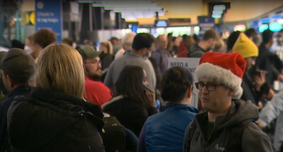 Nos aeroportos, um grande transtorno para os passageiros. A tempestade de neve provocou o cancelamento de mais de 15 mil voos