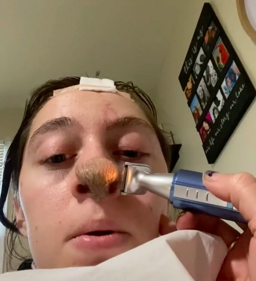 Desde que começou a situação bizarra, ela vem compartilhando os detalhes no TikTok. Um dos vídeos já alcançou quase 9 milhões de visualizações!