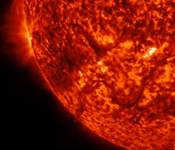 Durante uma emissão de EMC, ocorrem enormes erupções de gás ionizado a temperaturas elevadas, originadas na coroa solar. 