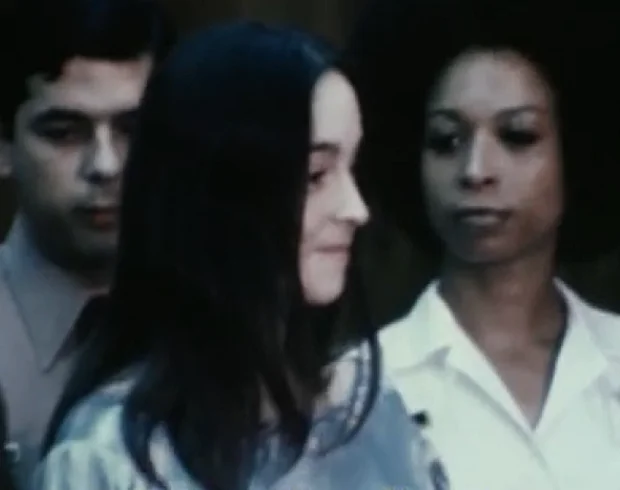 Leslie foi liberada em uma cidade próxima de Los Angeles e encaminhada para um alojamento provisório, uma instituição de reabilitação, onde reaprendeu tarefas básicas como dirigir, fazer compras em um supermercado e usar um cartão de débito.