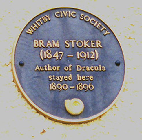 Bram Stoker morreu aos 64 anos, dez anos antes da estreia do primeiro filme baseado em seu livro: Nosferatu, do alemão Friedrich Murnau. 