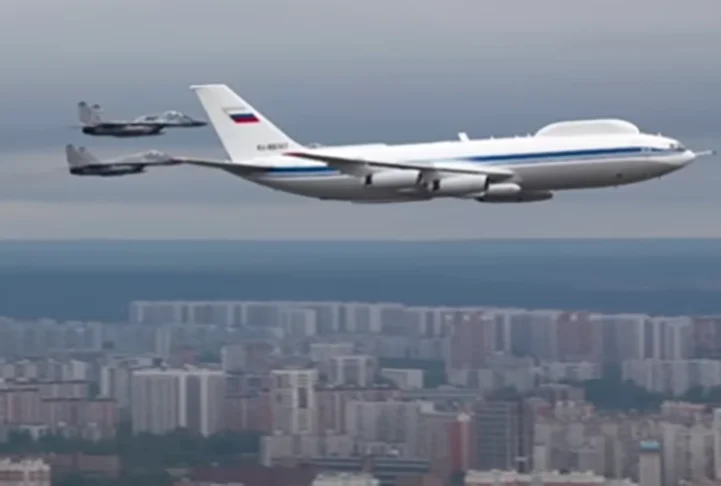 O avião presidencial é sempre seguido por dois reservas. Se houver algum problema e o avião precisar pousar, os passageiros são transferidos para outro. E, se houver alguma falha neste, há o segundo reserva. Caças também podem escoltar o avião (foto). 