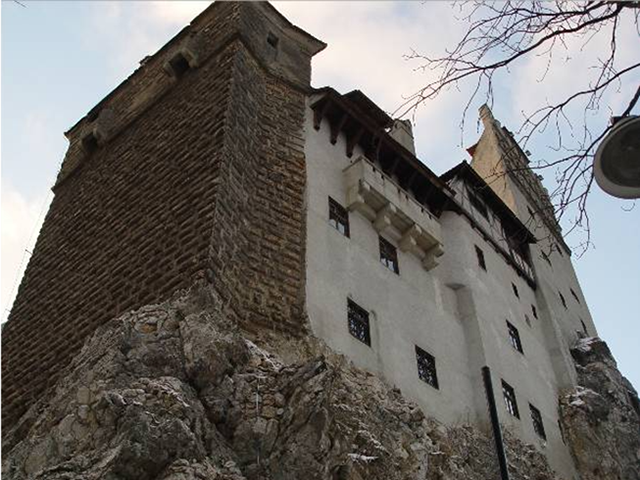 Até hoje, uma das principais atrações da Romênia é o Castelo de Bran,  conhecido como Castelo de Drácula, ao pé dos Montes Cárpatos. Muita gente vai ao Leste Europeu para vivenciar o clima de mistério local. A área tem fortalezas medievais com colônias nos arredores. 