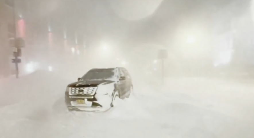 Assim como aconteceu com Anndel,  outras pessoas morreram dentro de carros que ficaram presos na tempestade.