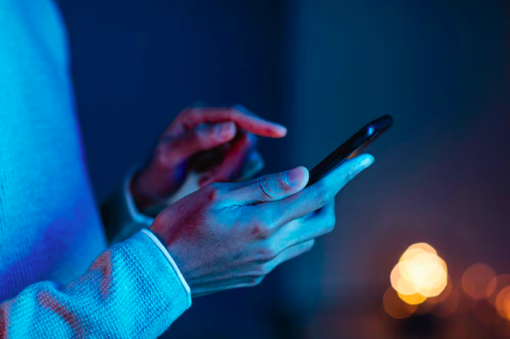 De acordo com Zuckerberg, os smartphones são limitados e afastam as pessoas das interações reais com outras pessoas.

