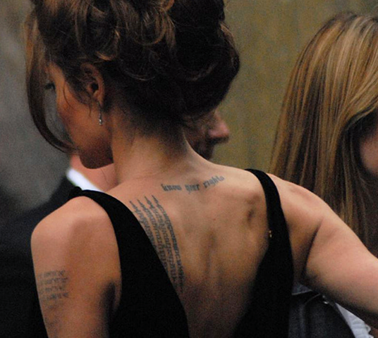 Angelina é entusiasta de tatuagens. Ela tem vários desenhos, mensagens e informações espalhadas pelo corpo. No braço esquerdo, próximo ao ombro, ela tem as coordenadas de onde os filhos nasceram. Nas costas, perto da nuca, traz a frase Know your rights (Saiba seus direitos). 

